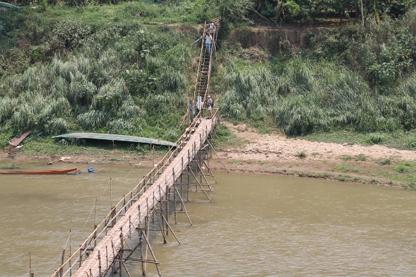 カーン川にかかる竹の橋